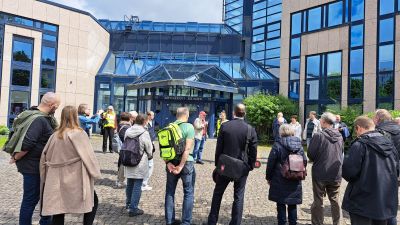 Die Gruppe steht vor dem Amtsgericht